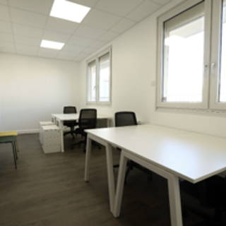 Bureau privé 19 m² 3 postes Location bureau Quai du Docteur Dervaux Asnières-sur-Seine 92600 - photo 2